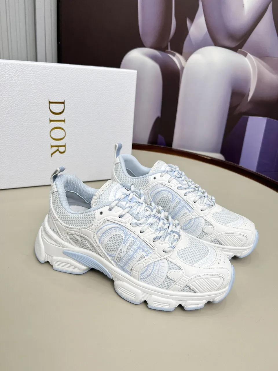 P560🐮🐮The official website of Dijia's new colors has been updated simultaneously [Celebration] This Dior Vibe sneaker incorporates Dior's high-end spirit and reinterprets classic running shoes. White mesh fabric features an Oblique print and is paired with laminated leather-effect panels in gold and silver tones for a contrasting look. It is further embellished with classic details such as 3D effect details, the lucky star symbol on the rear, and the logo on the tongue and rear pull tab. The lightweight sole is embellished with gray stars, complementing a variety of casual or elegant pieces for a modern look. Size: Women’s size 35-41 (35/42 can be customized) Men’s size 40-46 (39/46 can be customized)